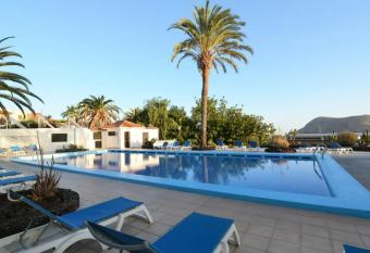 Bungalow con piscina comunitaria has Balcony rooms