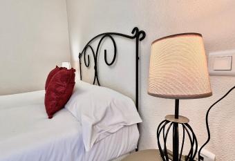 SibsSanlucar Reina del Centro - Parking allows 18 year olds to book a room