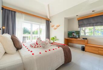 Mercury Phu Quoc Resort & Villas has rooms with a private hot tub