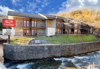 Econo Lodge Inn & Suites on the River has Balcony rooms