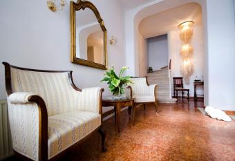 Villa on the beach with a splendid garden has Balcony rooms