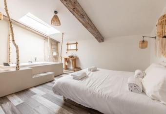 Vue sur le ciel has rooms with a private hot tub