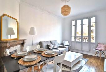 Escale Urbaine: Confort & M  tro    2 Pas has Balcony rooms