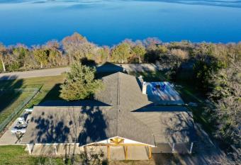 Walk to Lake Whitney Fire Pit BBQ Grill King Bed allows 18 year olds to book a room