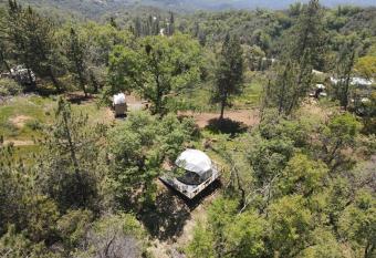 Enchanted Forest Dome ,10-15 minutes to Kings Canyons-New pellet stove for cozy warm nights has Balcony rooms