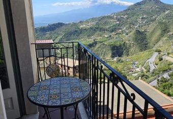 La Casa di Gi   allows 18 year olds to book a room