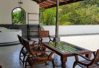 Green Villa Unawatuna has rooms with a private hot tub