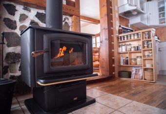 Chalet    Lendemain de ville    avec acc  s au lac has Balcony rooms