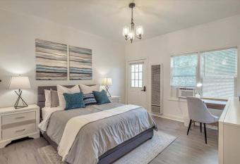 Charming downtown Livermore Flat - Private Living space allows 18 year olds to book a room