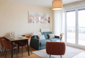 Bright apartment in ParisStade De France has Balcony rooms