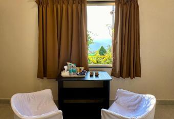 Panchgani Tent House And Hollywood Palace Resort has rooms with a private hot tub