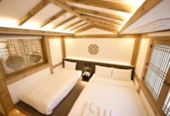 Hanok Hotel DAAM Seoul has rooms with a private hot tub