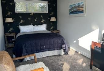 Guest Suite St Clair Beach allows 18 year olds to book a room