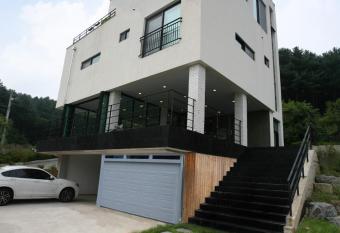 91 Stay has Balcony rooms