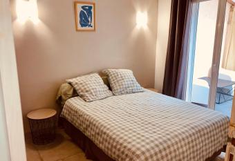 Appartement avec grande terrasse has Balcony rooms