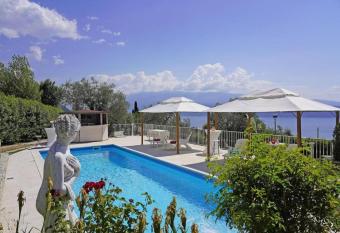 Villa dei Roccoli has Balcony rooms