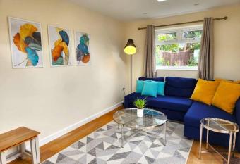 Gilpin villa 4Bedroom WiFi, Parking, Netflix, Garden has Balcony rooms