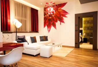 Atera Business Suites has rooms with a private hot tub