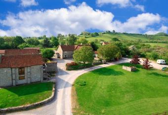 Middlewick Holiday Cottages has Balcony rooms