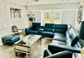 Meadow View Haven has Balcony rooms