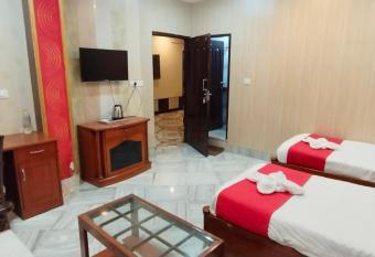 HOTEL RIZ VARANASI has rooms with a private hot tub