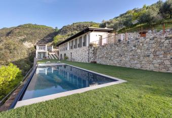 Ca    Sca   Agrifugium Olivia allows 18 year olds to book a room