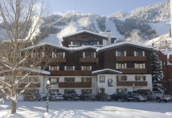 Mountain Chalet Aspen has rooms with a private hot tub