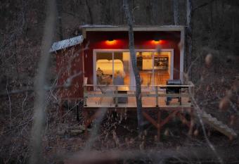 Romantic Wooded Treehouse Oasis has Balcony rooms
