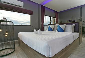 The Weekend Pattaya (Tweet Tweet Nest Pattaya) allows 18 year olds to book a room