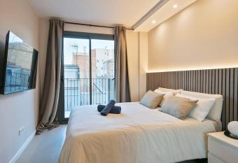 YOUR HOME- Apartment Camp Nou 2a has Balcony rooms