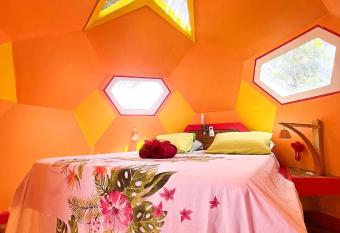 Bungalow Ti Koko has rooms with a private hot tub