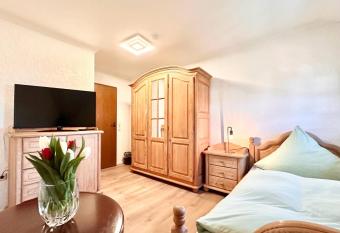 Hotel Deutsches Haus mit WLAN und Parkplatz, HDZ und Kliniken in der N  he, direkt an der A2 und A30 gelegen allows 18 year olds to book a room