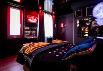 Loveroom sauna, baln  o, parking priv   dans le centre de Honfleur has rooms with a private hot tub