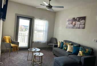 An Unique Luxury Private Apt 10 mins from Downtown has Balcony rooms