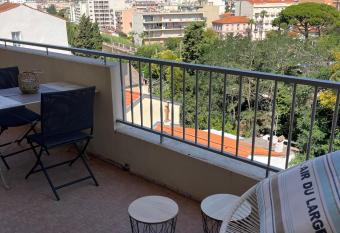 Apartment in the heart of Juan-Les-Pins allows 18 year olds to book a room