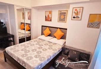 Zia and Zach Hideaway - Azure North Pampanga has Balcony rooms
