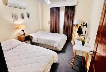 A room in a shared apartment in New Cairo, Al-Rehab has rooms with a private hot tub