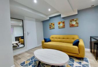 T2 Atypique en centre-ville allows 18 year olds to book a room