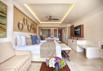 Royalton Riviera Cancun, An Autograph Collection All-Inclusive Resort & Casino has rooms with a private hot tub