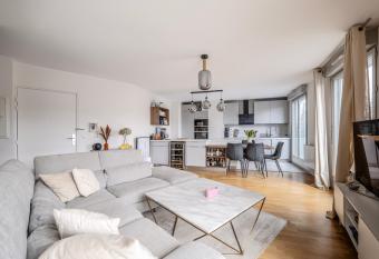 Charming Terrace Apt Near Paris - Olympics has Balcony rooms