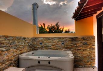 Apartamento Lleras AC Hot Tub has rooms with a private hot tub