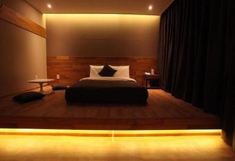 Hotel Rich has rooms with a private hot tub