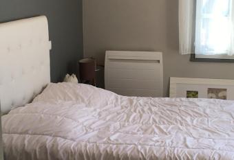 Chambre grise allows 18 year olds to book a room