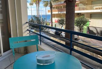 Apartment Juan Les Pins Sea view in the heart of town with its merchants allows 18 year olds to book a room