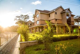 Lake Naivasha Resort has rooms with a private hot tub