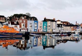 Admiralty House has Balcony rooms