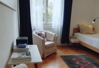 Vila Flori has rooms with a private hot tub