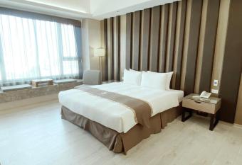 Tsun Huang Hotel has rooms with a private hot tub