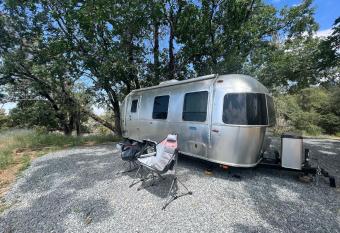 Modern Airstream with amazing view - 10 to 15 minutes from Kings Canyon National Park allows 18 year olds to book a room