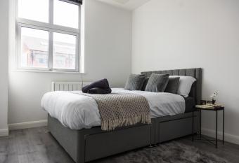 Luxury And Modern Apartment In Leicester City Centre - Free Parking - Walking Distance To Bus, Train Stations And Shopping Centres allows 18 year olds to book a room